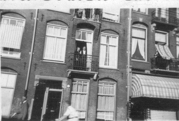 Celebesstraat nummer 58 Oma en Opa staan op 1-hoog in de open balkondeuren, omstreeks 1942-43,. 