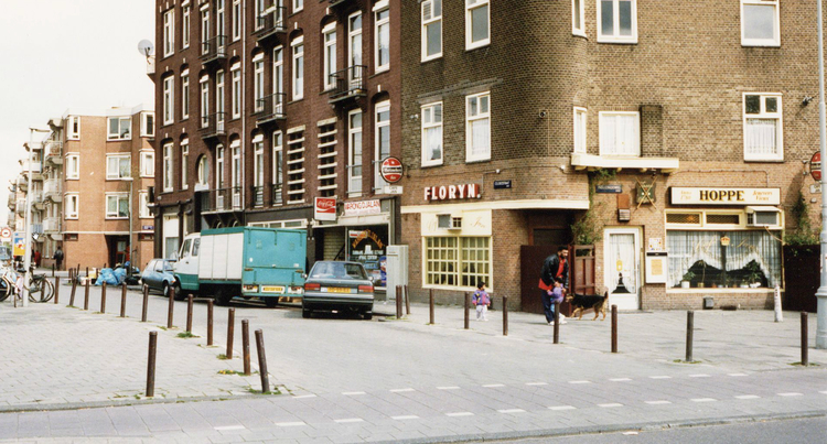 Celebesstraat 67 naar 64 links - 1992 .<br />Foto: Beeldbank Amsterdam 