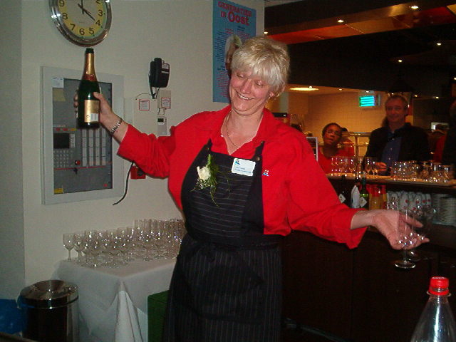 Champagne2 De champagne bruist op de feestelijke opening in de Kastanjehof 