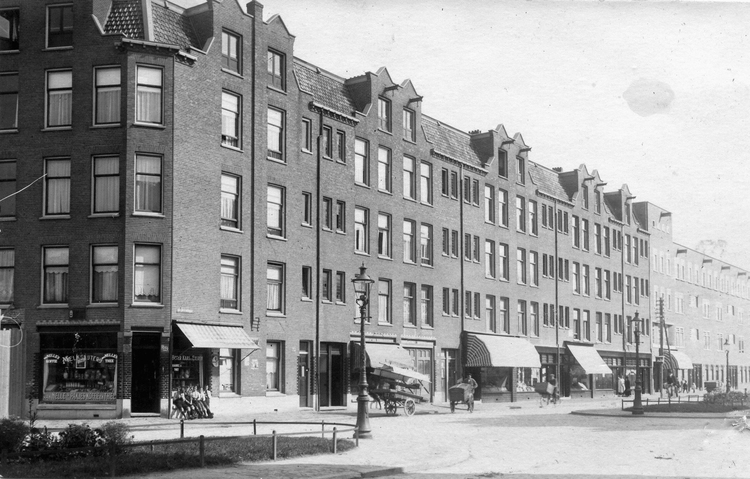 Javaplein 37 rechts de Molukkenstraat - ± 1925 .<br />Foto: Fred Verdellen 