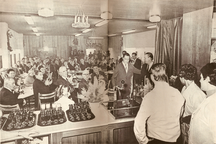  1967 - Groot feest voor de leden en genodigden ter gelegenheid van de opening van de nieuwe kantine die door de vele vrijwilligers van DJK tot stand is gekomen. Foto: Jubileumblad DJK 50 jaar 