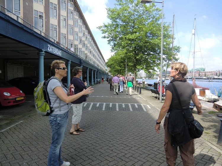  De Zeeburgerkade met de pakhuizen verbouwd tot appartementen. Op de foto o.a. links Carla de Wit en rechts Tiny van Langen.<br />Foto: Ria de Wit 