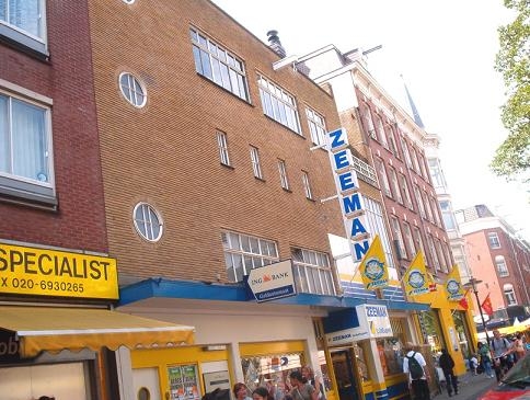  Een van de drie voormalige bioscopen in Oost-Watergraafsmeer: 'Swindentheater' op de Eerste van Swindenstraat (nu de Zeeman). De bioscoop sloot zijn deuren in 1965. 