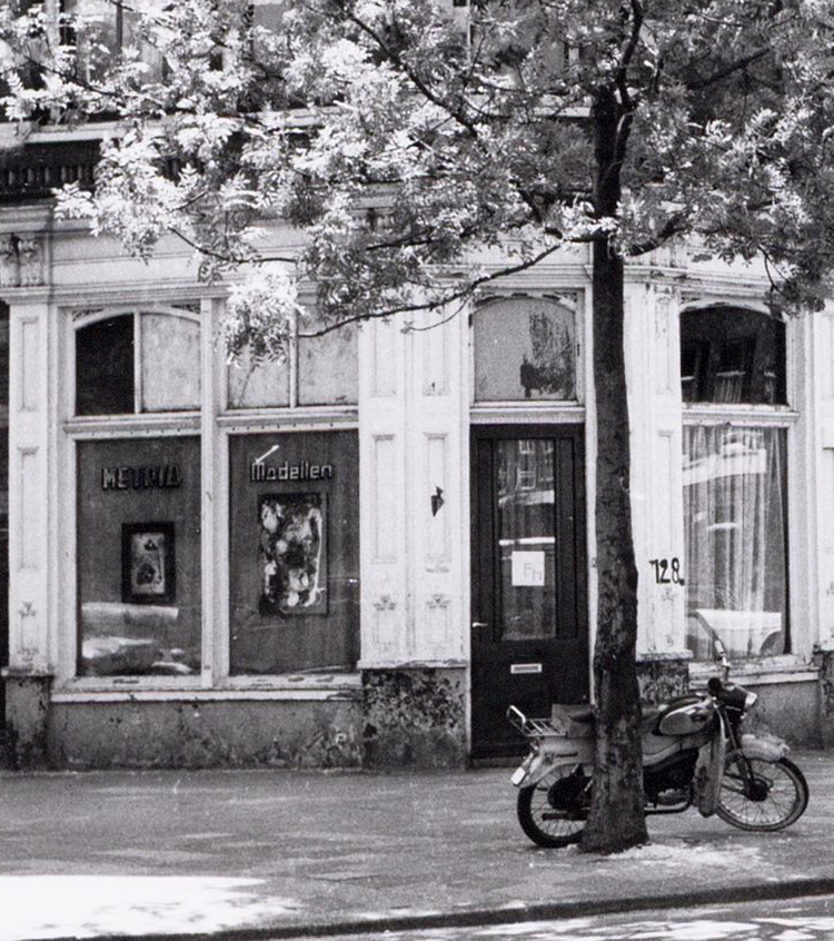 Commelinstraat 128 - 1969 .<br />Klik rechts bovenaan op de foto en de foto wordt vergroot weergegeven.<br />Foto: Beeldbank Amsterdam .<br />Foto: Beeldbank Amsterdam 