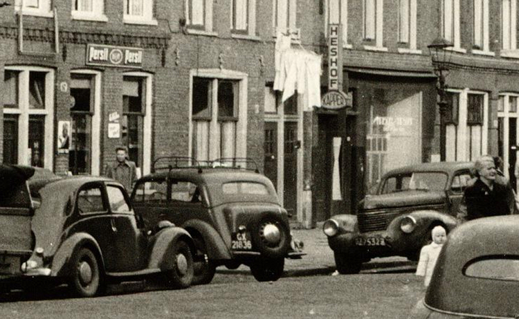 Commelinstraat 91 Kapper Heshof -  ± 1950 .<br />Foto: Beeldbank Amsterdam 