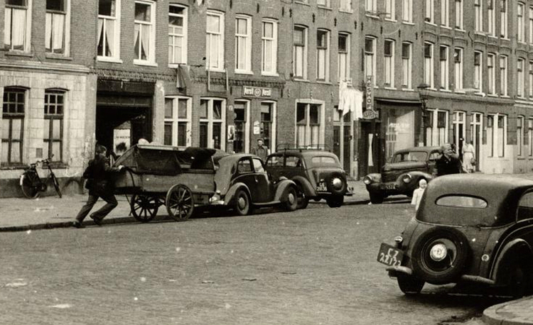 Commelinstraat 91 Kapper Heshof - ± 1950 .<br />Foto: Beeldbank Amsterdam 
