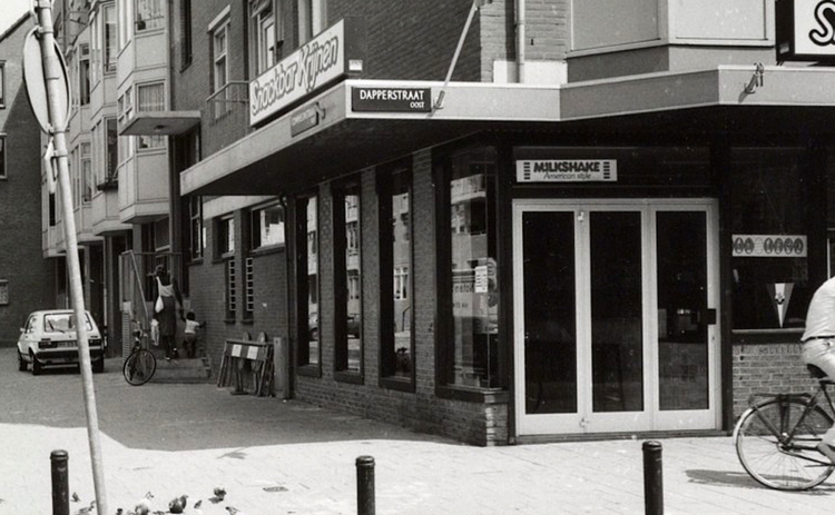 Dapperstraat 157a  Snackbar Krijnen - 1983 .<br />Foto: Beeldbank Amsterdam 