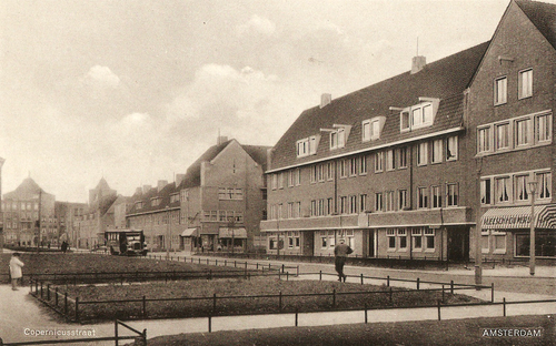 Mr.P.N.Arntzeniusweg 88 - winkelpand in het midden - ± 1935 .<br />Foto: Jan van Deudekom 