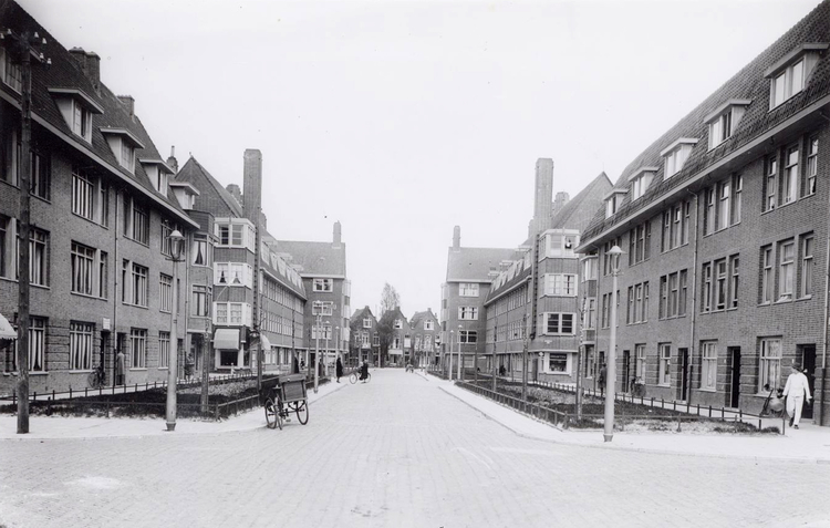 Copernicusstraat 64 - ± 1930 Het eerste uitspringende pand rechts.<br />.<br />Foto: Beeldbank Amsterdam 