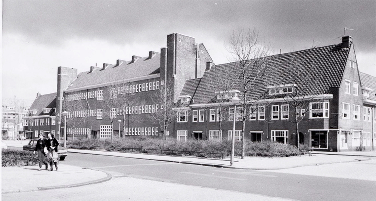 Copernicusstraat 26 (rechts op de hoek) - 1972 .<br />Foto: Beeldbank Amsterdam 