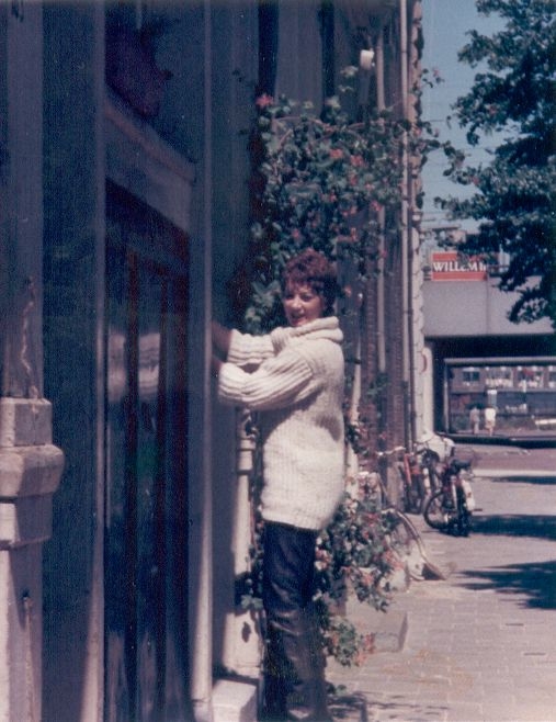 Czaar Peterstraat Alice trots met haar eerste huisje in de Czaar Peterstraat (1976). 