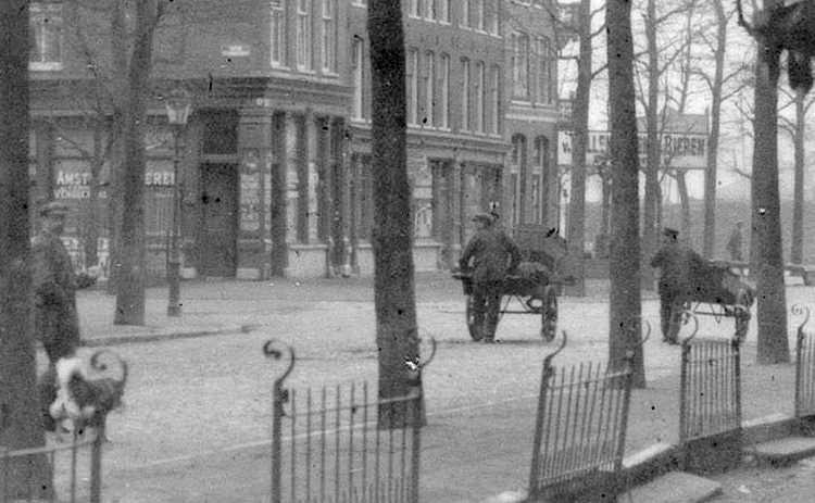 Dapperstraat 02 (rechts op de hoek) - ± 1920 .<br />Foto: Beeldbank Amsterdam 