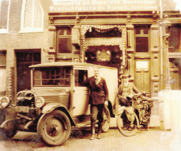 Dam Feestwinkel  Pieter Nieuwlandstraat 37 -  1929 .<br />Klik rechts (icoontje) bovenaan op de foto en de foto wordt vergroot weergegeven.<br />Foto: Nol Dam 