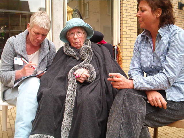 Mw van Rooyen mevrouw van Rooyen met haar dochter vertellen... Mevrouw Van Rooyen en haar dochter vertellen haar verhaal tijdens de feestelijkheden op het Kastanjehof (februari 2005). 
