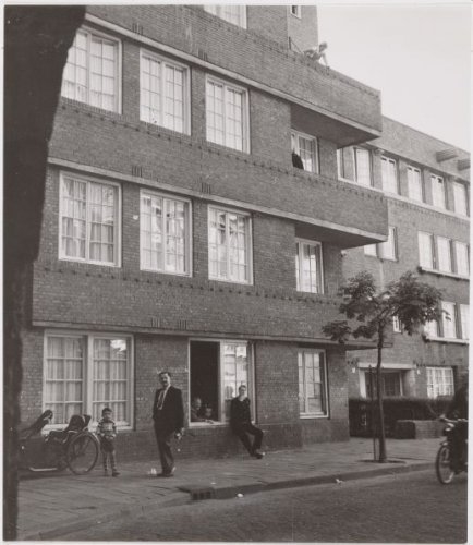 Danie Theronstraat, nummer 34 - 32 enz. Foto is gemaakt door: J.M. Arsath Ro'is op 28 september 1959. Bron: Beeldbank, SAA. 