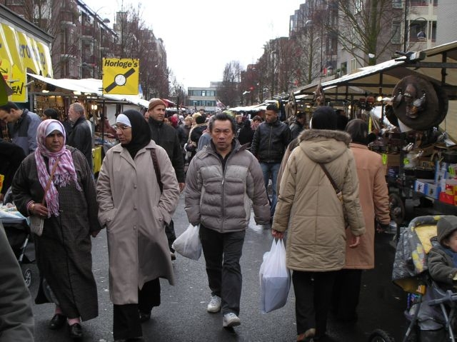 Dappermarkt Amsterdam: een multi-culturele samenleving. Foto Dappermarkt.<br />(2006 foto Jo Haen) 