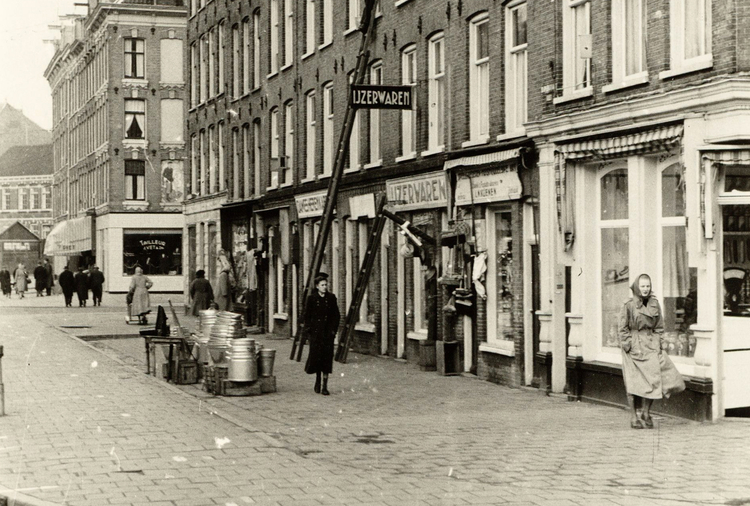 Dapperstraat 23 Huishoudelijke artikelen Kuenen - ± 1960 .<br />Winkel links van hoekpand.<br />Foto; Beeldbank Amsterdam 