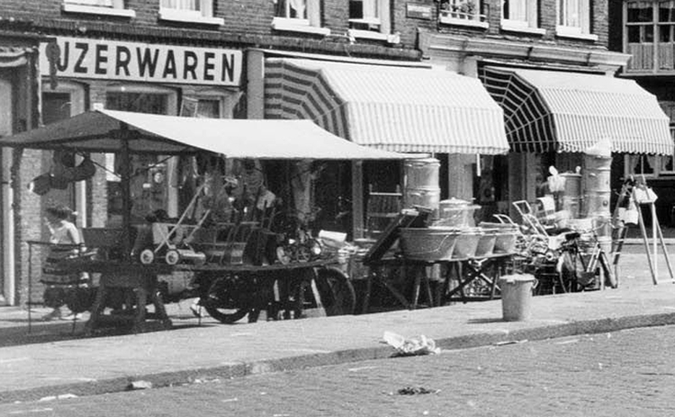 Dapperstraat 23 Huishoudelijke Artikelen Kuenen (middelste pand)  - 1950 .<br />Foto: Beeldbank Amsterdam 