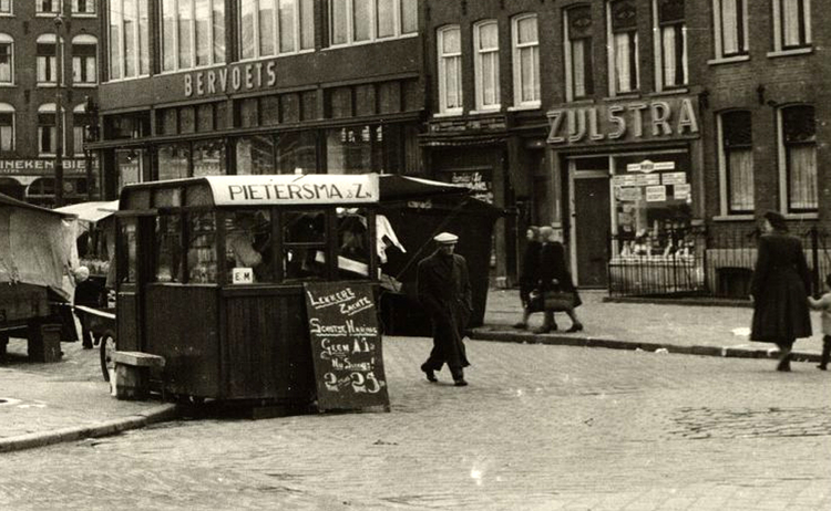 Dapperstraat 40-44 - ± 1950 .<br />Foto: Beeldbank Amsterdam 