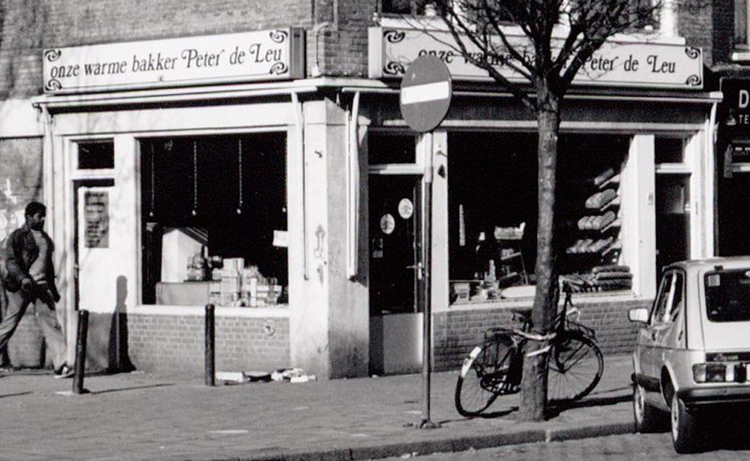 Dapperstraat 04 - 1985 .<br />Klik rechts bovenaan op de foto en de foto wordt vergroot weergegeven.<br />Foto: Beeldbank Amsterdam .<br />Foto: Beeldbank Amsterdam 