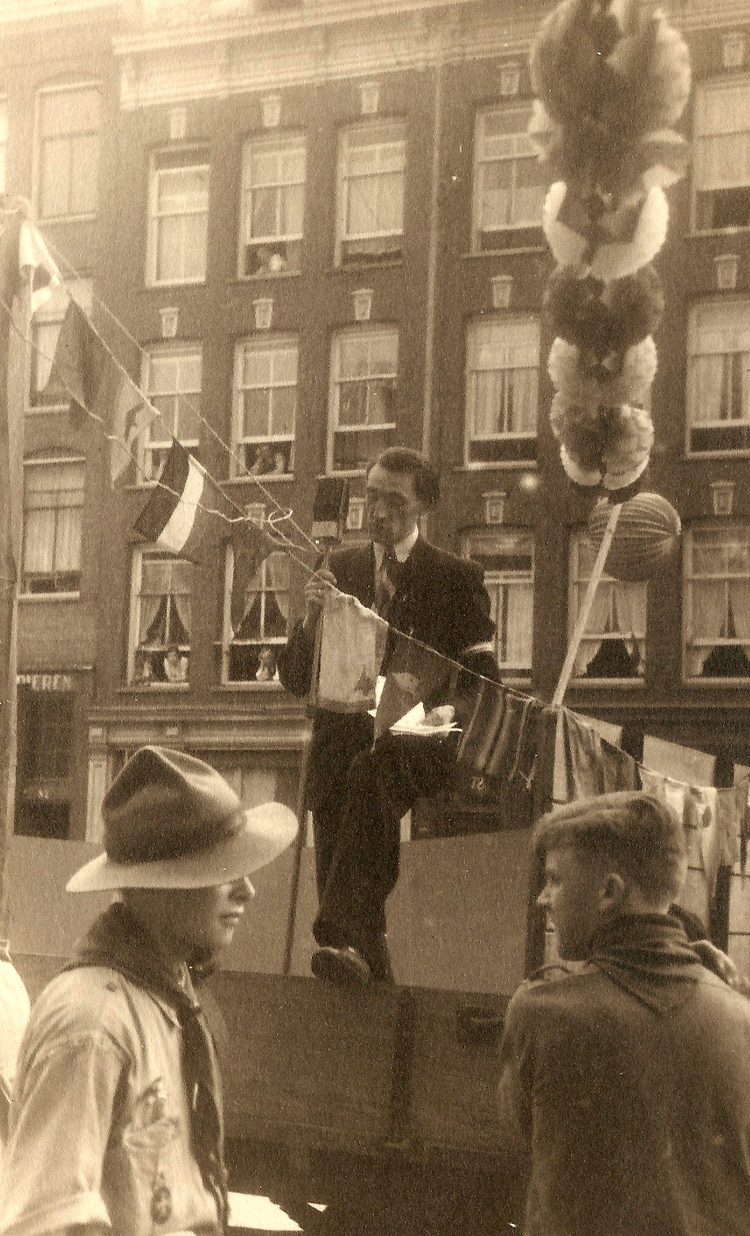 Dapperstraat 91 - 1945 .<br />Bevrijdingsfeest 1945. Mede-organisator R. van Eck staat voor Dapperstraat 91 achter de microfoon.<br />.<br />Foto: Ruud van Eck 