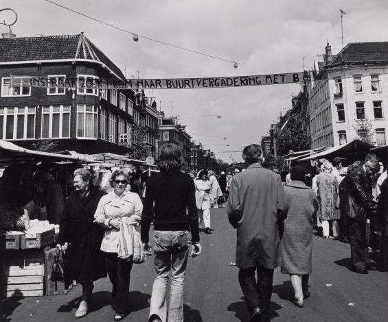 Dapperstraat actiebanier Dappermarkt eind jaren zeventig. Oproep tot bijwonen van de buurtvergadering. Foto Stadsarchief Amsterdam. 