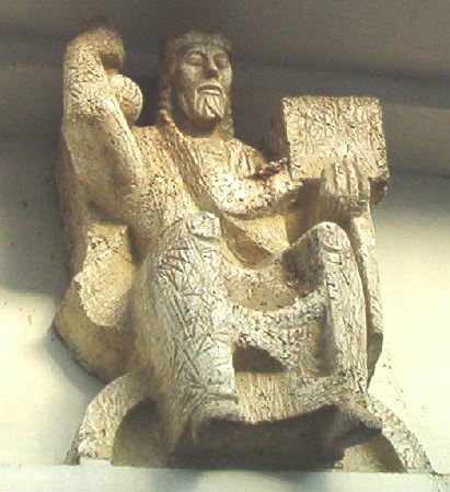  Het Christus Koningbeeld boven de hoodingang van de vroegere Votiefkerk in de James Wattstraat (2004) 