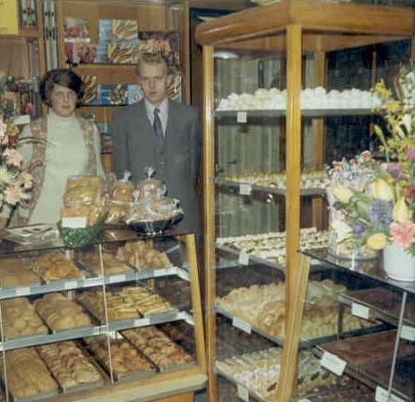  De heer en mevrouw Uljee bij het begin van de banketbakkerij 1971. 