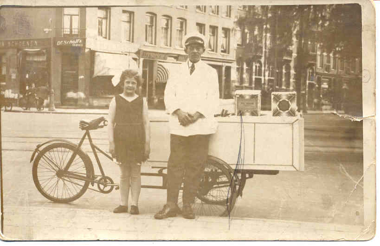  De vader en zusje van Frans met de ijscocar bij het Oosterpark, omstreeks 1933. 