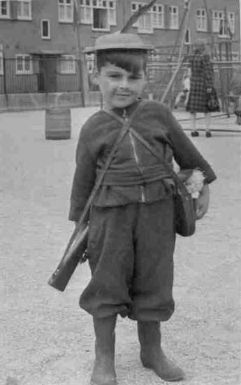  Het broertje van mevrouw Erents-de Brave, soldaatje spelend op straat in de Transvaalbuurt, jaren 1950. 