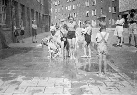  Spelen op straat in de Transvaalbuurt in de jaren 1950. 