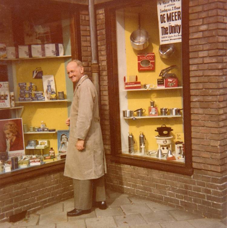 Henk Komen voor de winkel - ± 1960** .<br />Foto: familie Komen 
