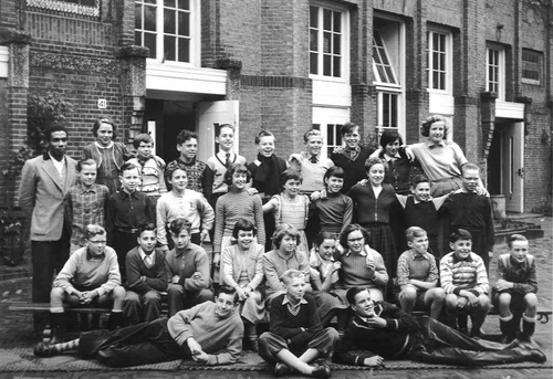 De Oranje Vrijstaatschool - 1954-55 met meester Anijs.jpg Hannie's klas aan de Oranje Vrijstaatschool 1954-44, met meester Anijs. 
