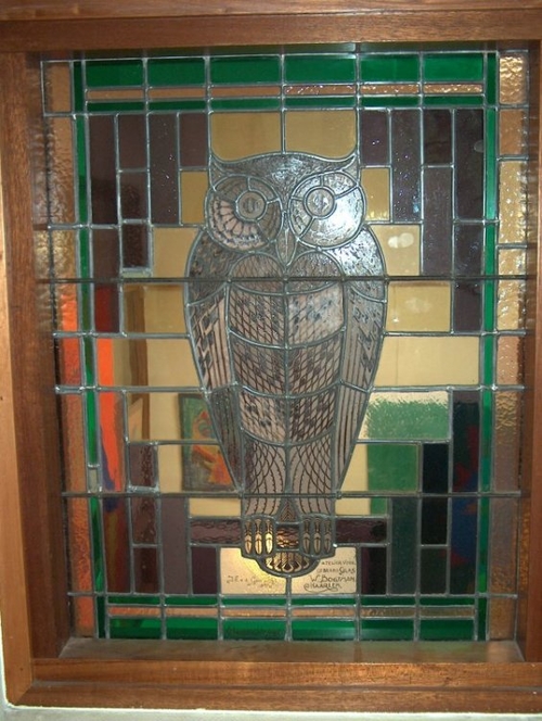 De Oranje Vrijstaatschool - Een van de vijf uilen van de OVS.jpg Een van de vijf glas-in-lood uilen in basisschool de Kraal (2003) - overgebleven uit het trappenhuis van de oude Oranje Vrijstaat school.   