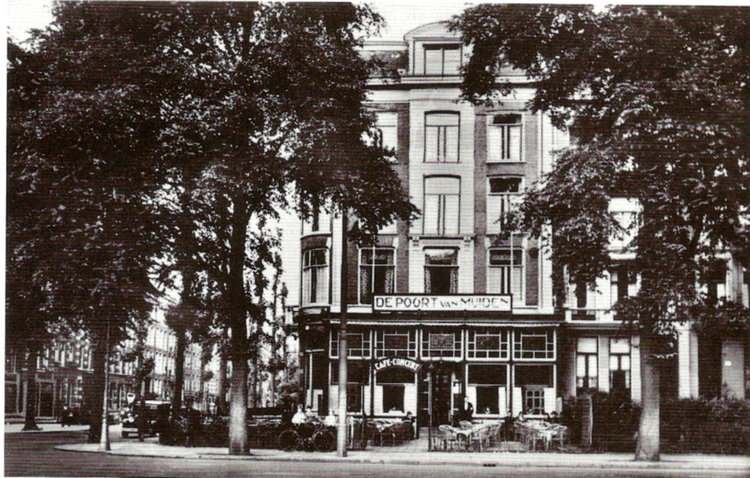 Linnaeusstraat hoek Commelinstraat 2 - 1950  <p>..<br />
Foto: Stomweg gelukkig in Amsterdam Oost</p>