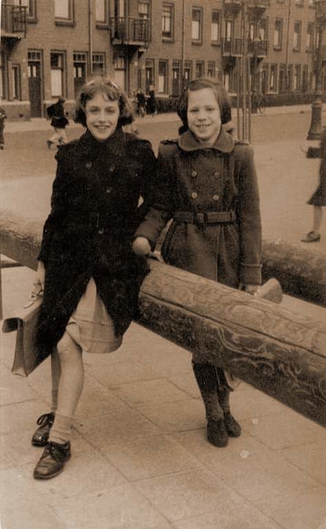  Beste vriendinnen, Hannie en Ans op het Transvaalplein in 1953. 