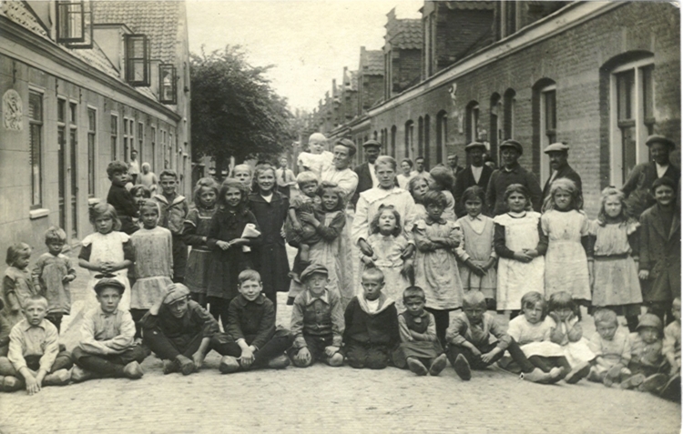  Schagerlaan 1919 met Henk Kuijper senior rechts en de kleine Henk Kuijper junior op de arm van een buurvrouw 