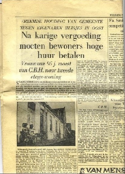  Krantenartikel waarin uit de doeken wordt gedaan hoe de bewoners afgescheept worden met een klein bedragje voor hun huizen - Wierings Dagblad, 15 september 1960. 