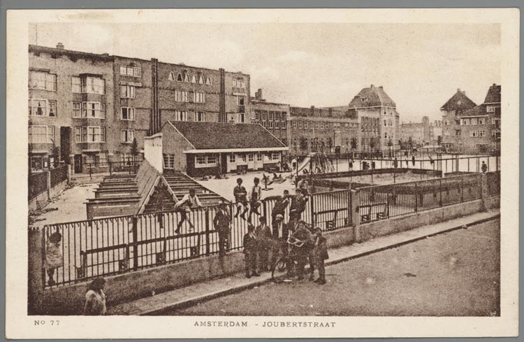 De speeltuin in de Joubertstraat  <p>Deze foto, eigenlijk een prentbriefkaart, dateert uit 1935. De speeltuin was toen echt een plek voor kinderen. Tijdens de oorlog kreeg deze plek een heel andere 'invulling'.<br />
bron: Joods Historisch Museum</p>