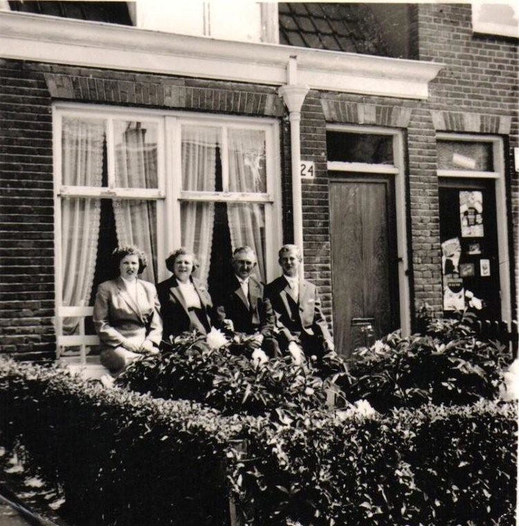 De familie Taps De familie Tap voor het geboortehuis van Karel Grazell in de Reamurstraat. De familie Tap voor het geboortehuis van Karel Grazell in de Reamurstraat in 1955. Foto: met dank aan Henk Visser. 