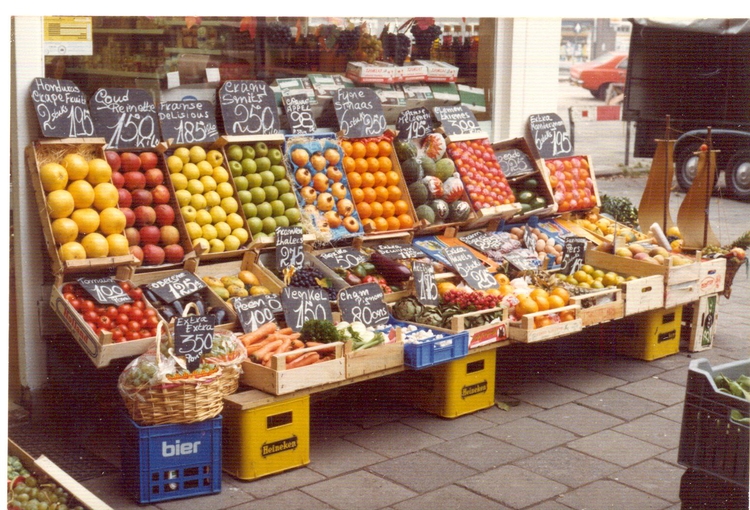 de groente uitstalling Foto genomen juni 1984 De groente uitstalling in de Copernicusstraat in juni 1984. 