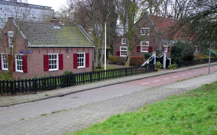 Ons huis op het terrein van Buurthuis de Vergulden Eenhoorn. Rechts het buurthuis. (Foto: Jo Haen, 2005)  