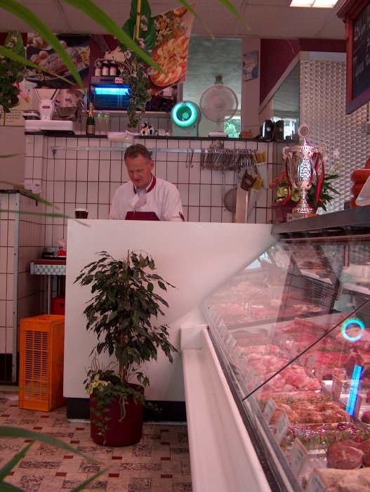 Nu is alleen nog slager Herman de Wit nog over van alle winkeltjes in de Wakkerstraat, de beste slager van Amsterdam, volgens Johannes van Dam van het Parool. 