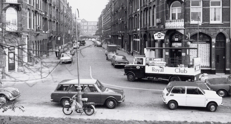 Celebesstraat 11 hoekpand links - 1972 .<br />Foto: Beeldbank Amsterdam 
