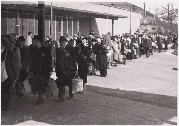 Muiderpoortstation. Joodse Amsterdammers op weg naar de trein in het Muiderpoortstation. (1943)<br />Foto: Beeldbank Stadsarchief Amsterdam 