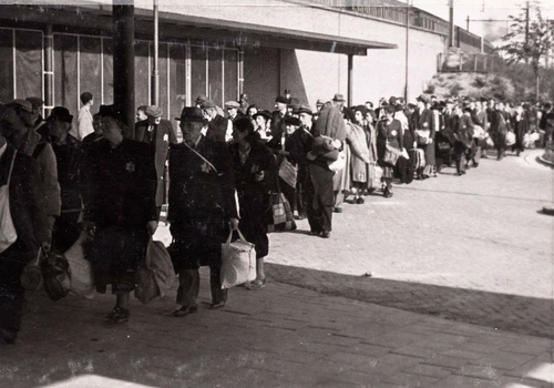 Deportatie Muiderpoortstation 1943 .<br />Foto: Beeldbank Amsterdam 