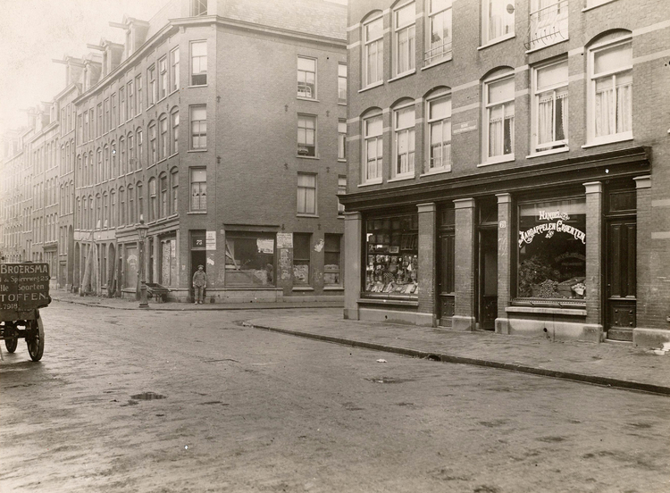 Derde Oosterparkstraat 77 (rechterhoekpand) - ± 1930 .<br />Foto: Beeldbank Amsterdam 