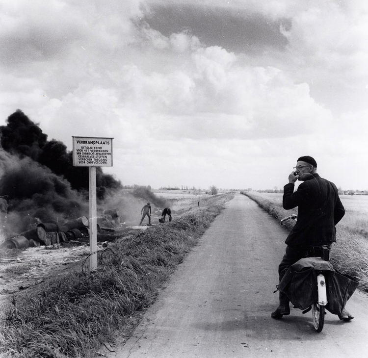 Verbranding chemisch afval op Diemer Zeedijk. 1962 .<br />Foto: Beeldbank Amsterdam 