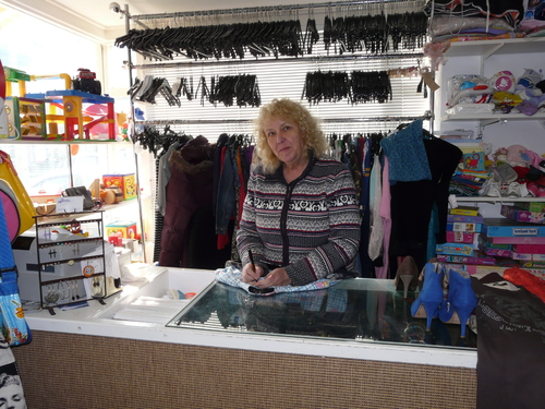 Dieneke Benschop in haar winkel. (2016) .<br />Foto: René van Eunen 
