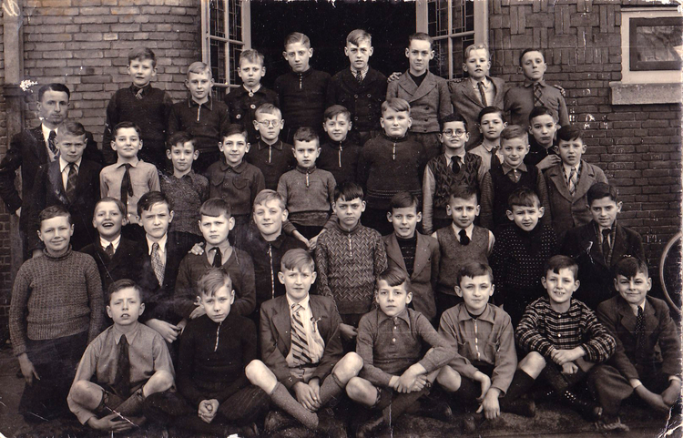5e klas van  dhr. Verhaar - 1942 .<br />Foto: Dik Heuwekemeijer 